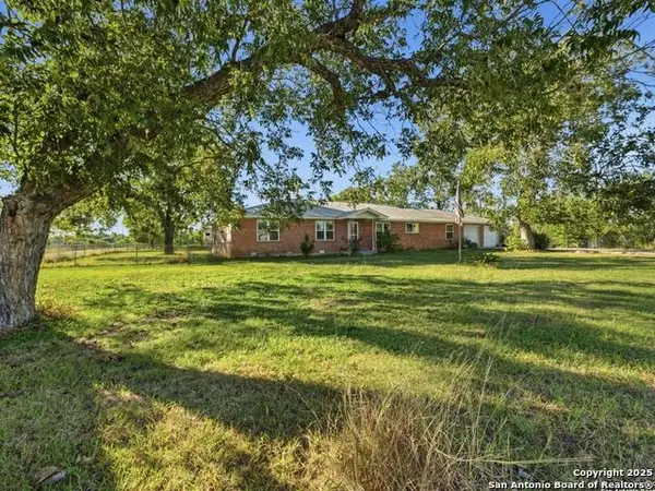 106 County Road 6611, Devine, TX 78016