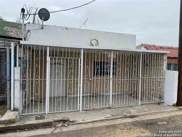 1817 1/2 Lincoln St, Laredo, TX 78040