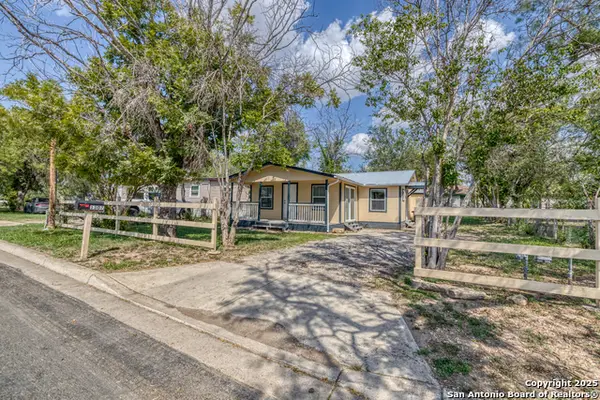 1307 Avenue B, Hondo, TX 78861