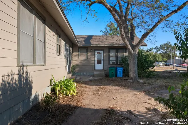 613&615 E Court, Seguin, TX 78155 - #2