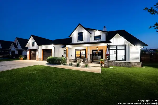 100 E Magnolia Cir, La Vernia, TX 78121