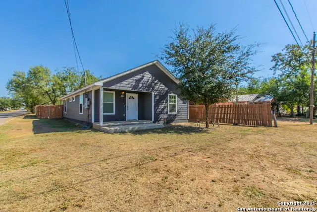 202 S Willow St, Pearsall, TX 78061 - Image #2