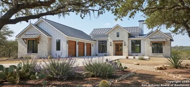 208 Interlaken St, Fredericksburg, TX 78624 - #1