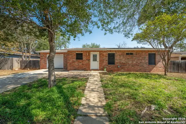 1005 Simmons Ave, Jourdanton, TX 78026