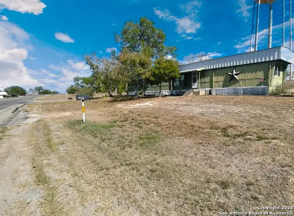 718 Loop 17, Karnes City, TX 78118