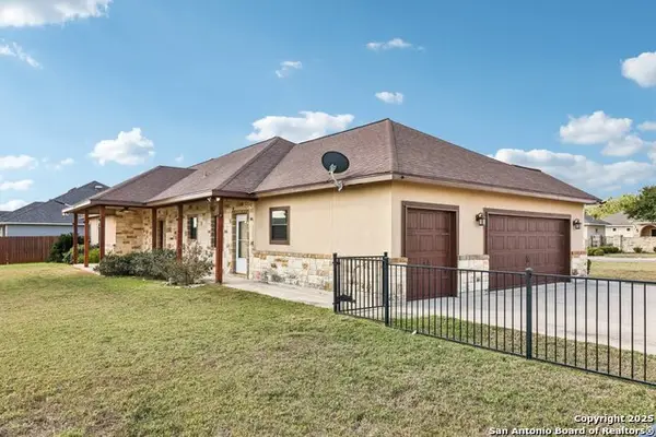 100 Fairway, Floresville, TX 78114