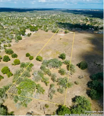 201 Mariposa Ln, Floresville, TX 78114 - Image #2