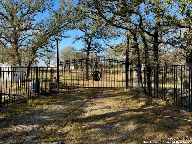 201 Mariposa Ln, Floresville, TX 78114 - Image #3