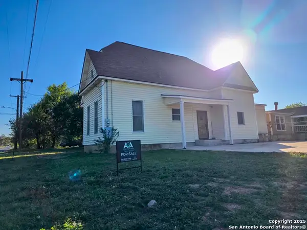 1602 Avenue U, Hondo, TX 78861