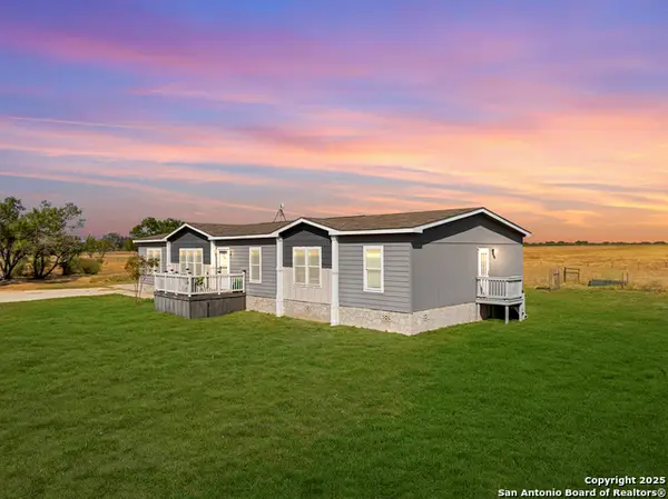 777 County Road 777, Devine, TX 78016