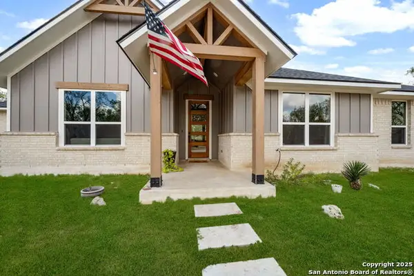 558 County Road 7713, Devine, TX 78016