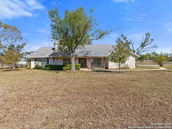 126 Boardwalk Dr, Center Point, TX 78010