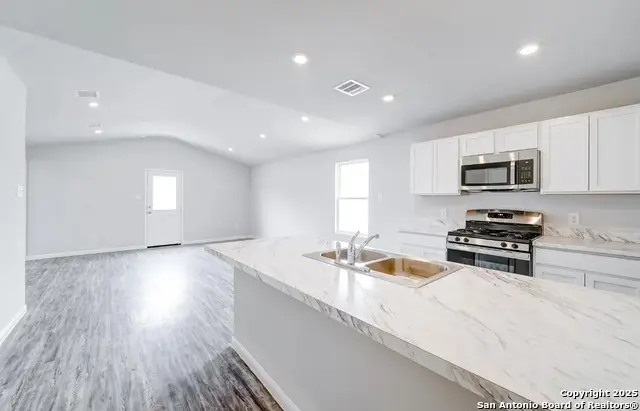 300 Mariposa Lane, Kenedy, TX 78119 - Image #2