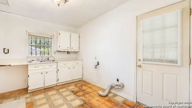 2719 Chihuahua, San Antonio, TX 78207 - #2