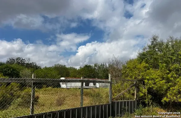 1419 Kayroe, Adkins, TX 78101