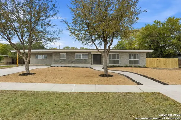 221 Shadywood Ln, San Antonio, TX 78216