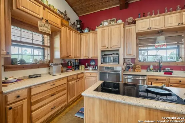 462 Co Rd 763 B, Devine, TX 78016