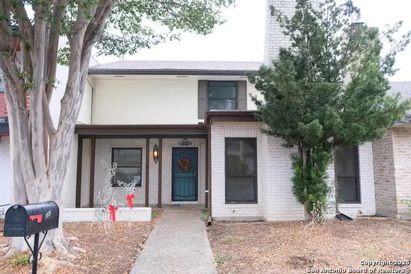 393 Fenwick Dr., Windcrest, TX 78239