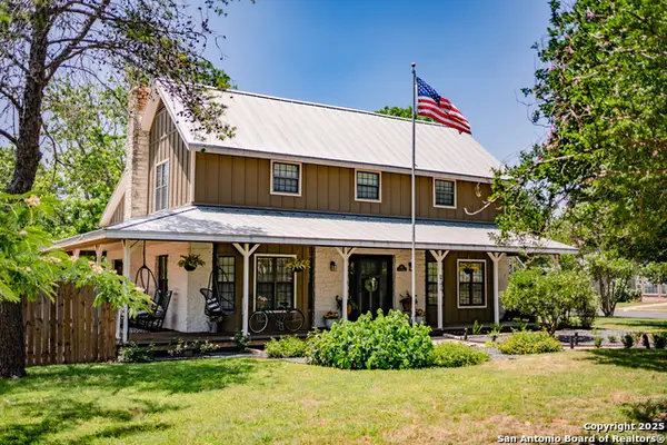 611 W Burbank St, Fredericksburg, TX 78624