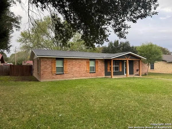 121 Larkspur, Uvalde, TX 78801