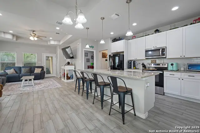 760 Crestview, Floresville, TX 78114 - Image #1