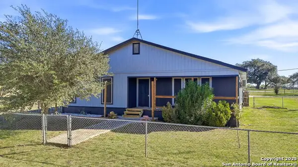 1037 County Road 7711, Devine, TX 78016