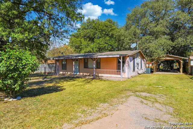 316 W Colonial Pkwy, Devine, TX 78016 - Image #3