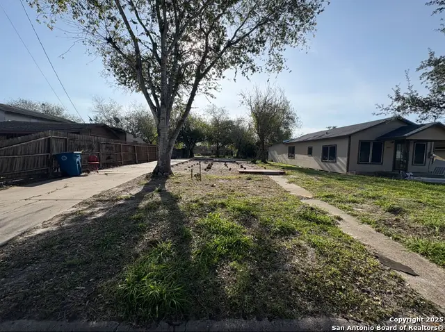 907 W Crockett, Beeville, TX 78102 - Image #1