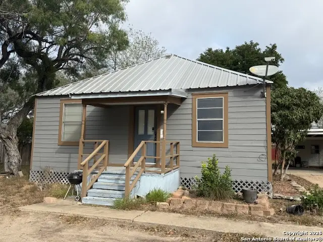 305 E Thornton St, Three Rivers, TX 78071 - #1
