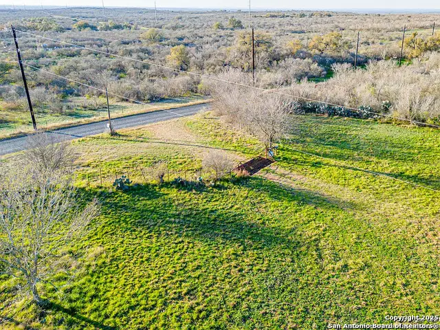 2693 County Road 467, Devine, TX 78016 - Image #2