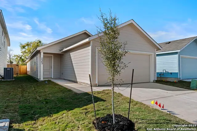 7242 Brownleaf Dr, San Antonio, TX 78227 - Image #1
