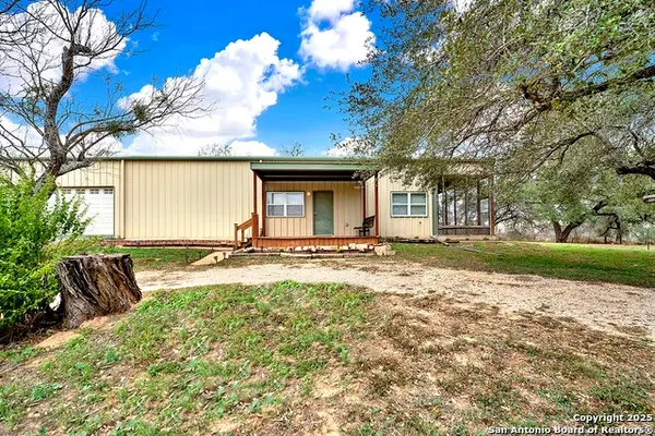 498 County Road 124, Floresville, TX 78114