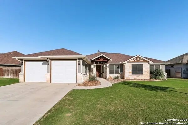 132 Fairway Dr, Floresville, TX 78114