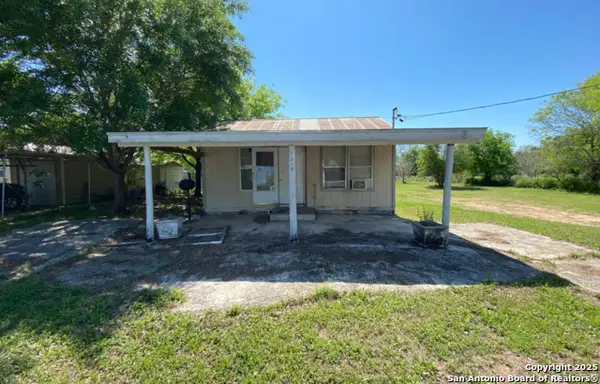 1215 Plum, Floresville, TX 78114