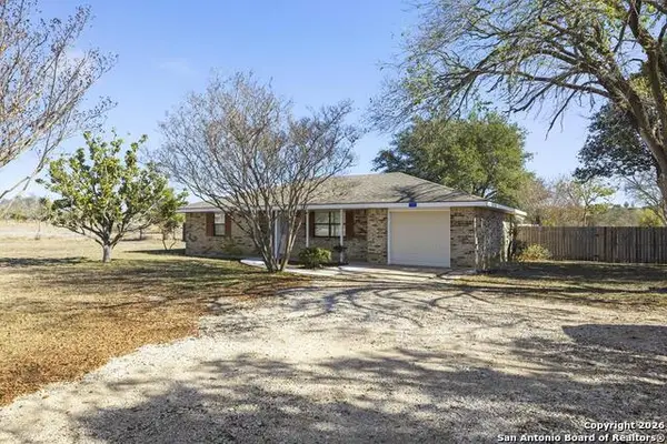 341 N Stoneleigh Rd., Center Point, TX 78010