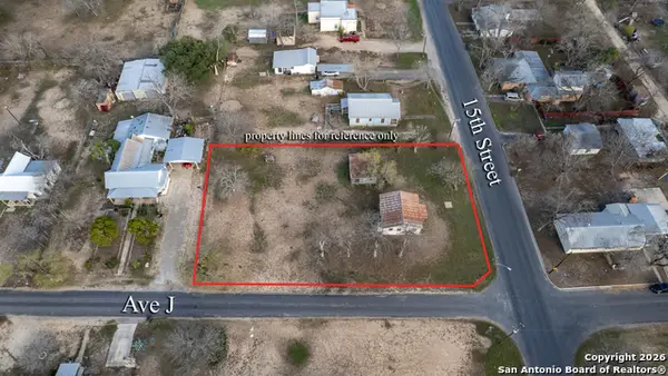 910 15th St, Hondo, TX 78861