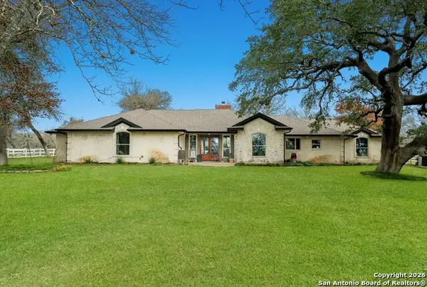 329 Cimarron, Floresville, TX 78114