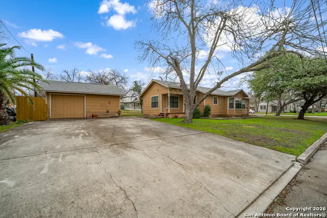 215 S Hackberry Ave, New Braunfels, TX 78130 - Image #2