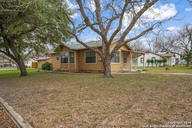 215 S Hackberry Ave, New Braunfels, TX 78130 - Image #3