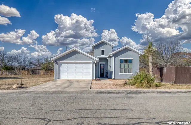 137 Sutton Pl, Uvalde, TX 78801 - Image #3