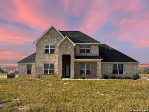 232 Scenic Hills Dr, La Vernia, TX 78121
