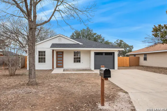 405 N Goss St, Kerrville, TX 78028 - #1