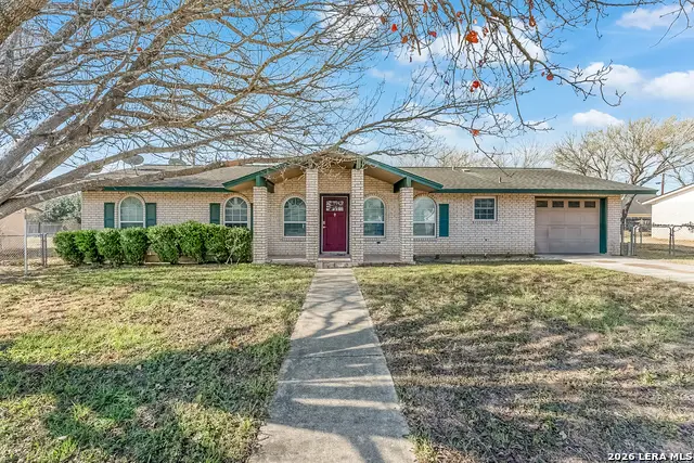 220 Blue Bonnet, Floresville, TX 78114 - #2