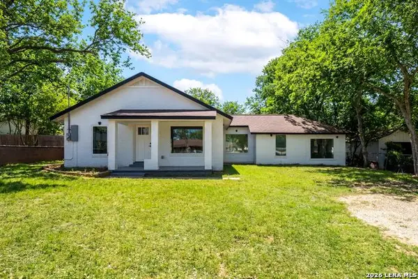 1312 C St, Floresville, TX 78114