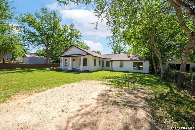 1312 C St, Floresville, TX 78114 - #2