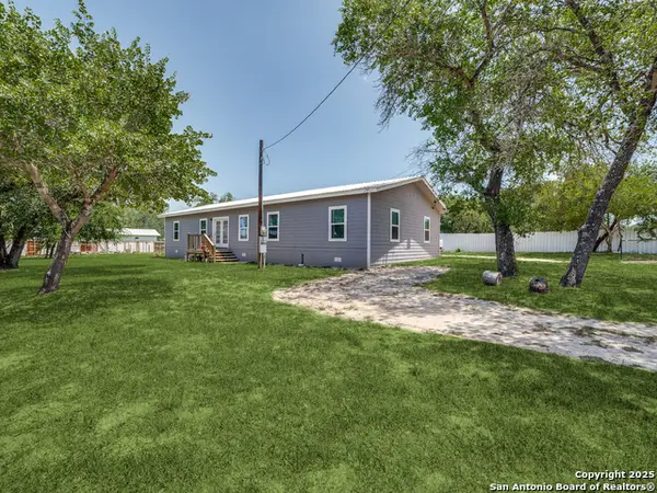 22806 Shady Forest Dr, Elmendorf, TX 78112