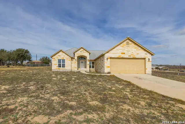 200 Lakeview Cir, La Vernia, TX 78121 - #1