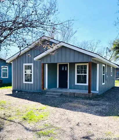 618 S Saunders St, Seguin, TX 78155 - #1