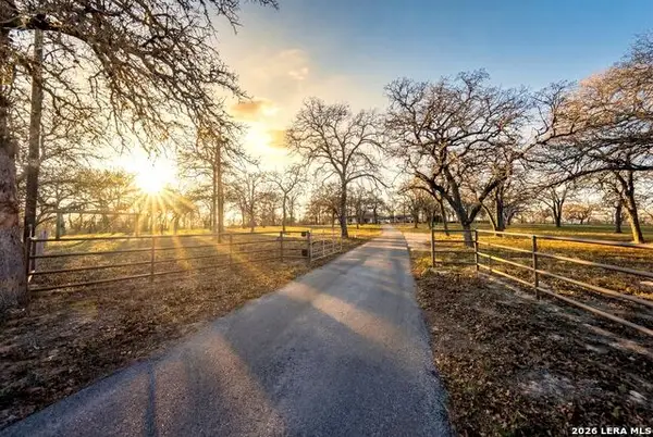 188 Oak Hill Rd, La Vernia, TX 78121