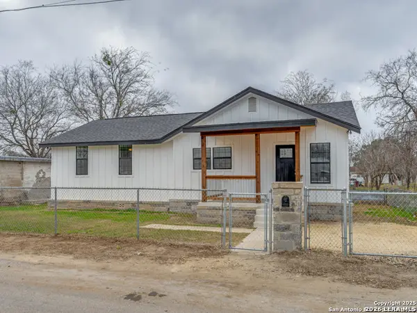 105 Galbreath, Devine, TX 78016